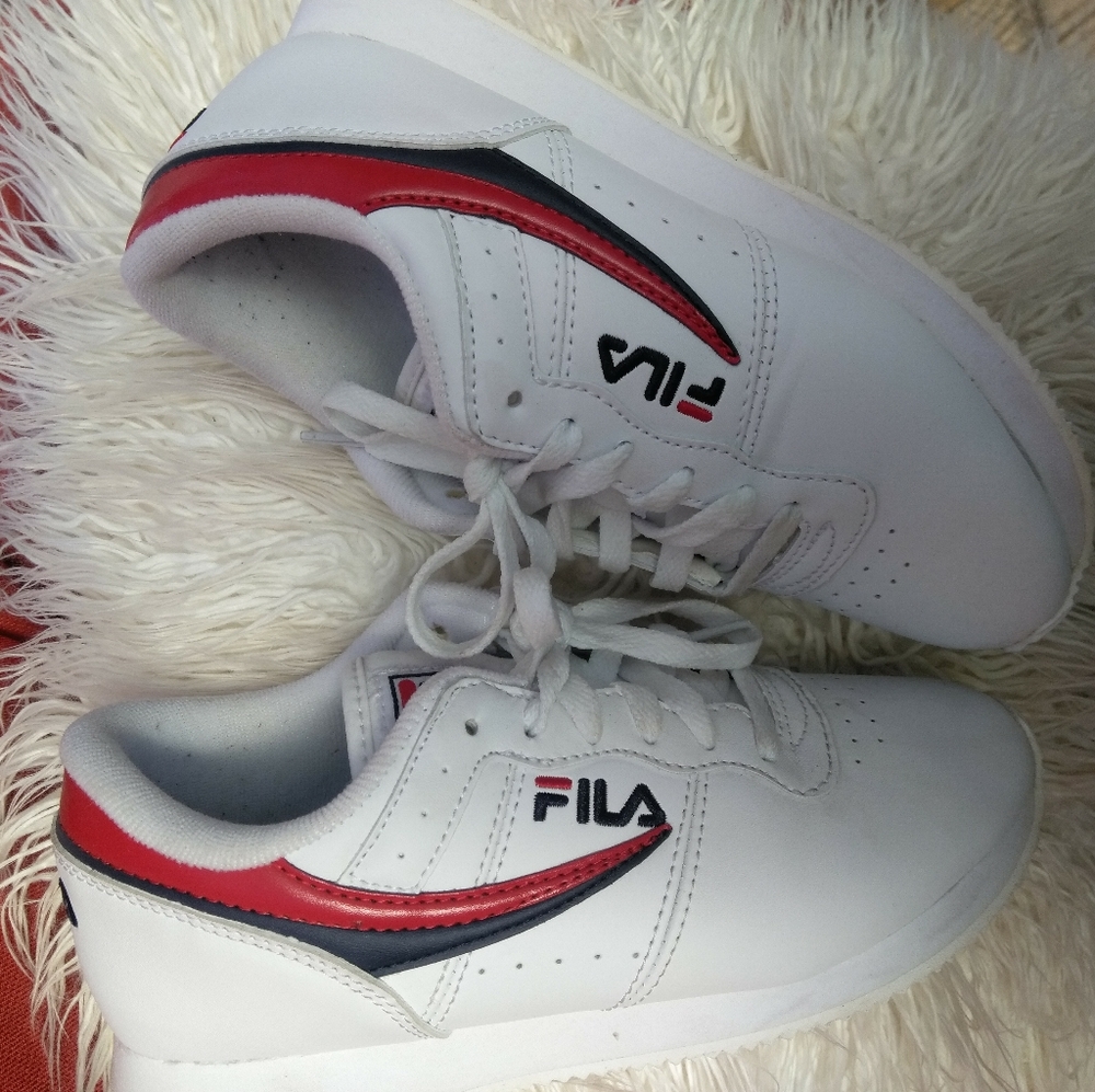 Fila kids size 5 1/2 fit size 7 woman's